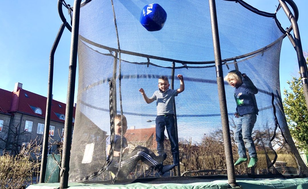 Trampoliner, kunstis og flere boder